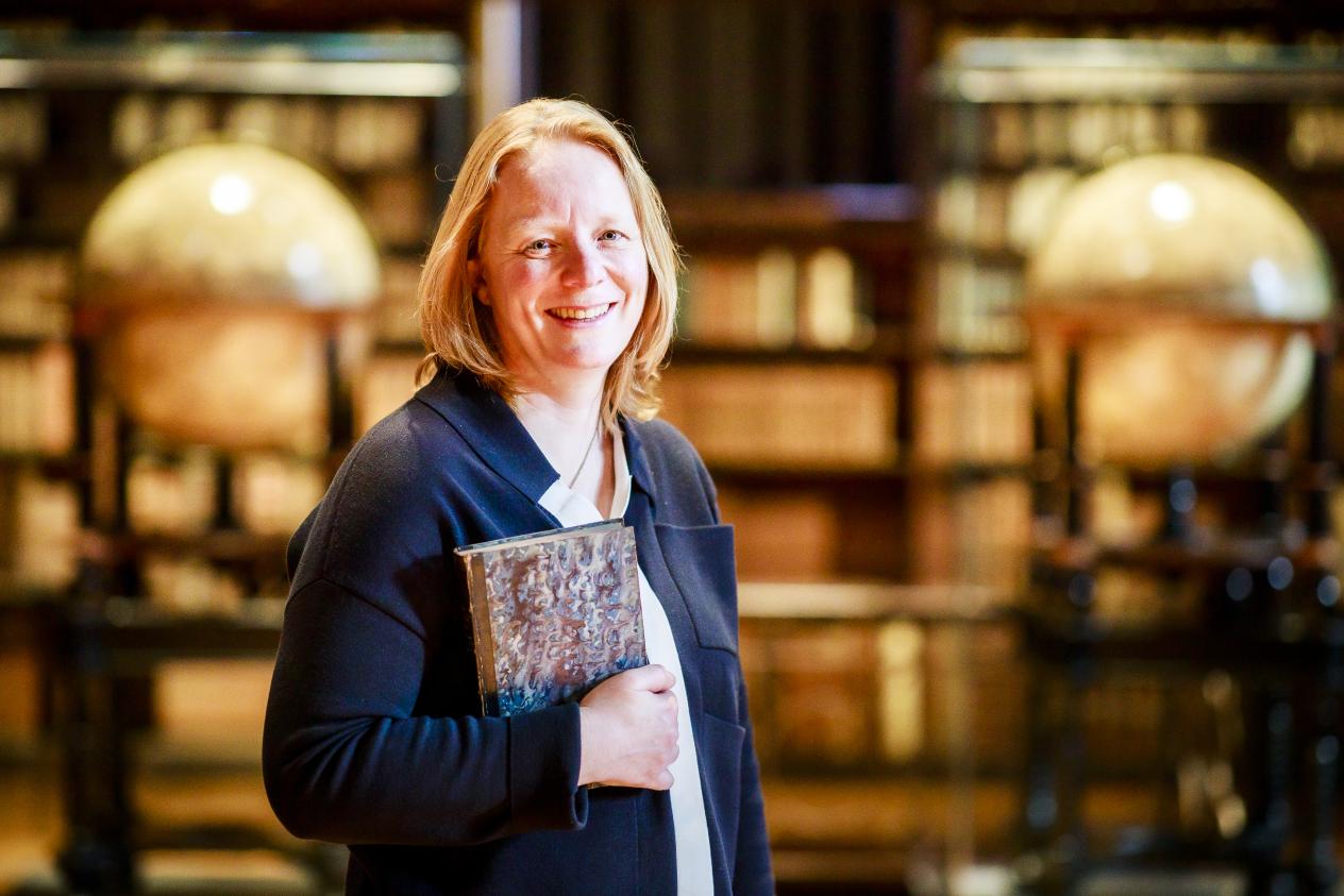 Portretfoto Marie-Charlotte Le Bailly voor de globes in de Nottebohmzaal