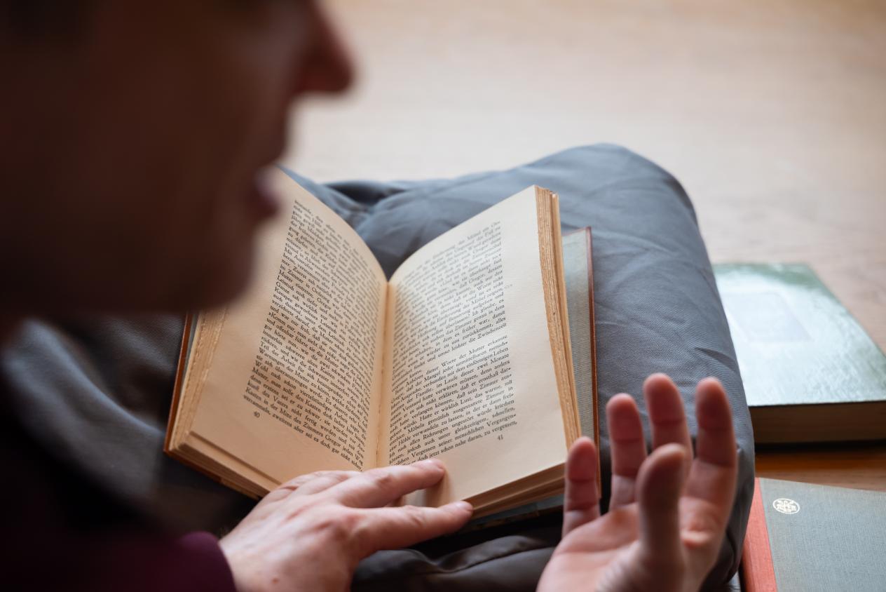 Sfeerbeeld schaduw profiel biograaf Matthijs de Ridder bij Van Ostaijens' exemplaar Die Verwandlung