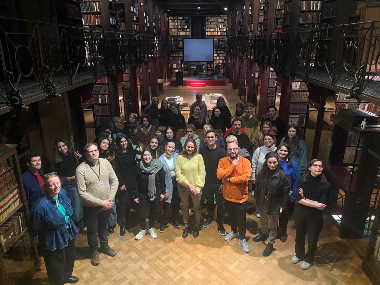 Groepsfoto studenten en professoren onderzoeksgroep READSEARCH van PXL-MAD School of Arts in Nottebohmzaal