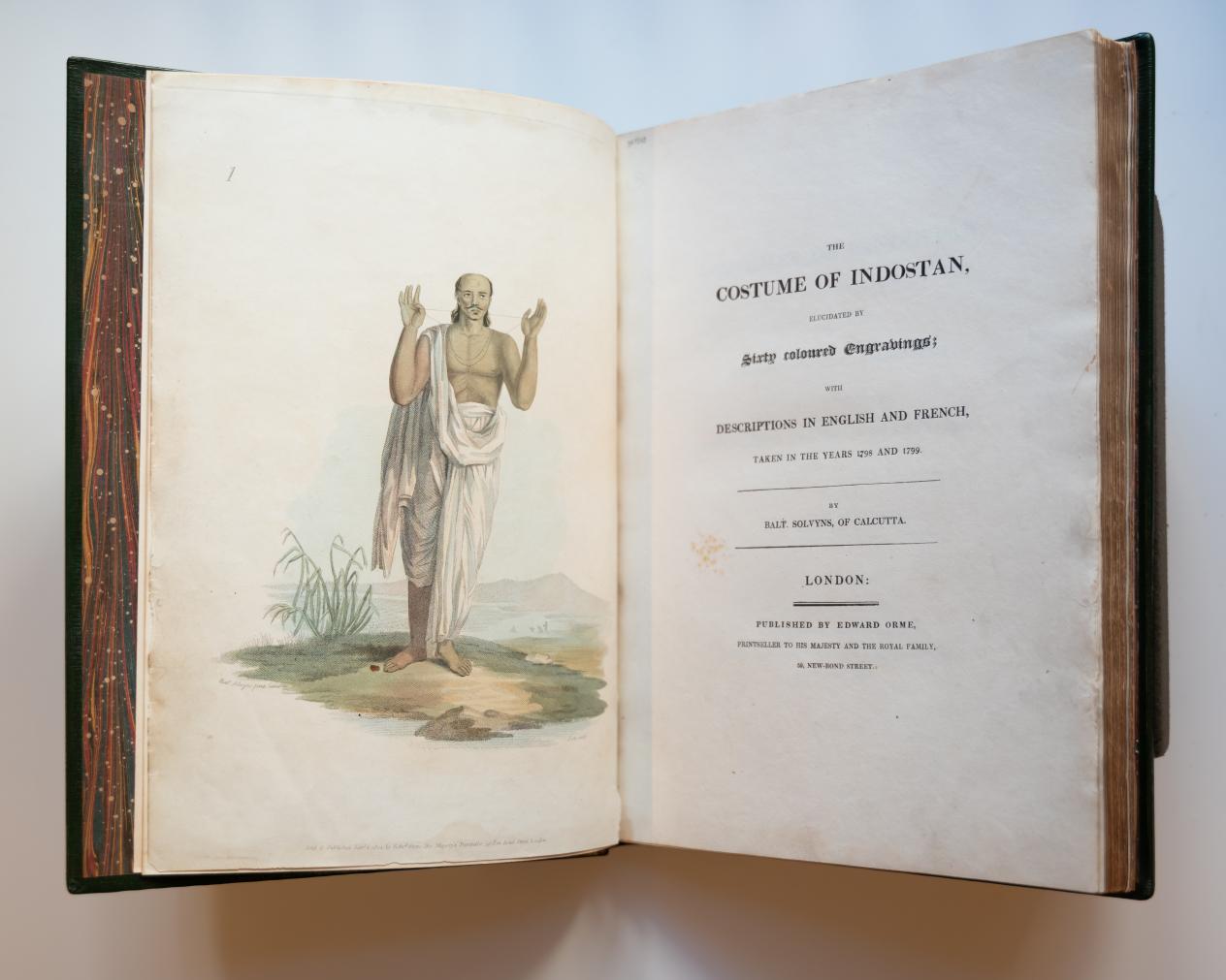 Een oud boek ligt opengeslagen