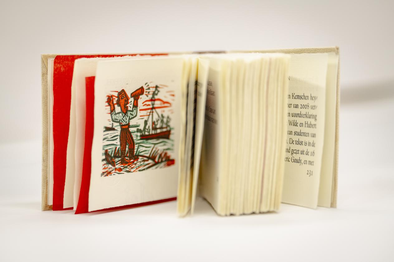 Detailfoto van een bibliofiel boek