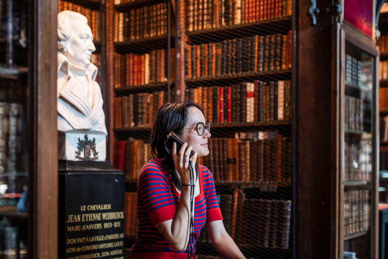 Een vrouw luistert naar een audiogids