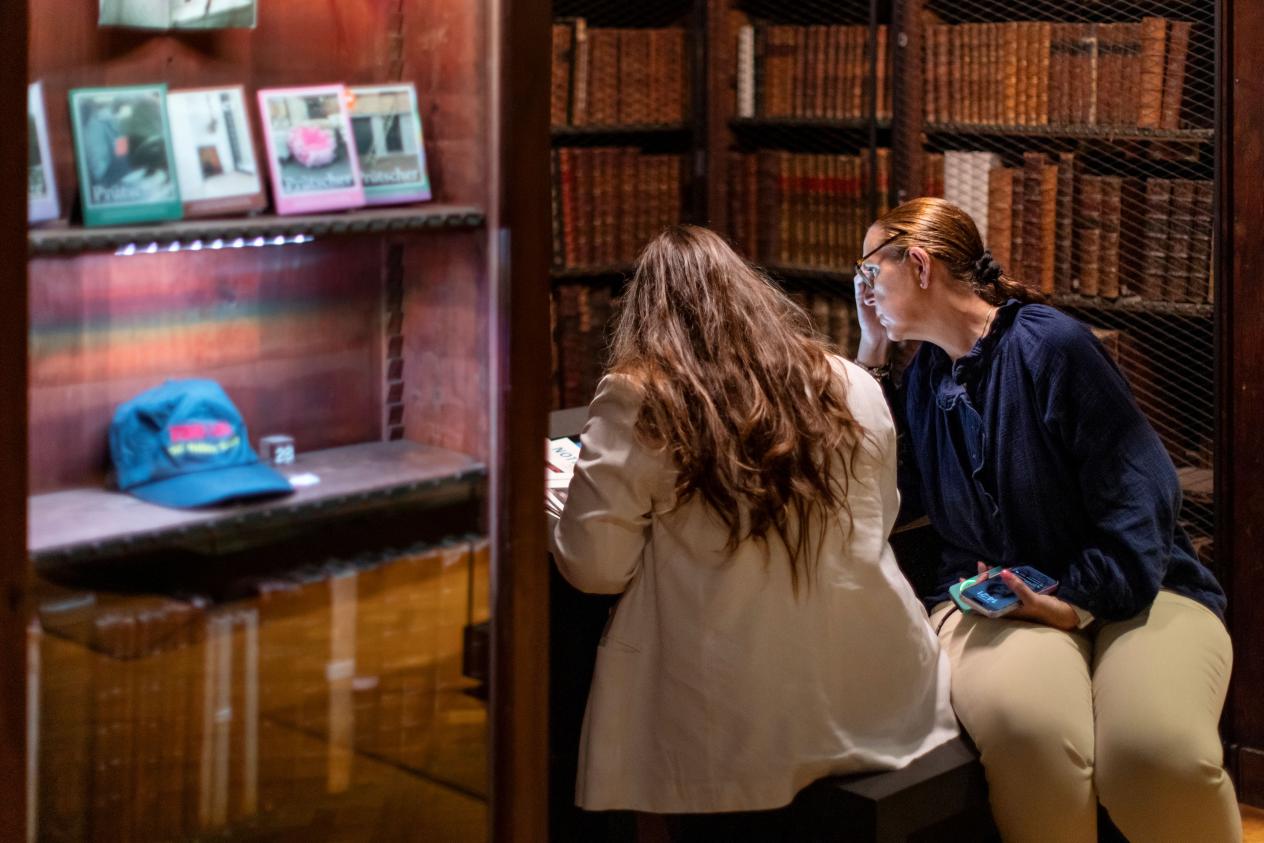 Twee vrouwen zitten aan het interactieve scherm in de Nottebohmzaal