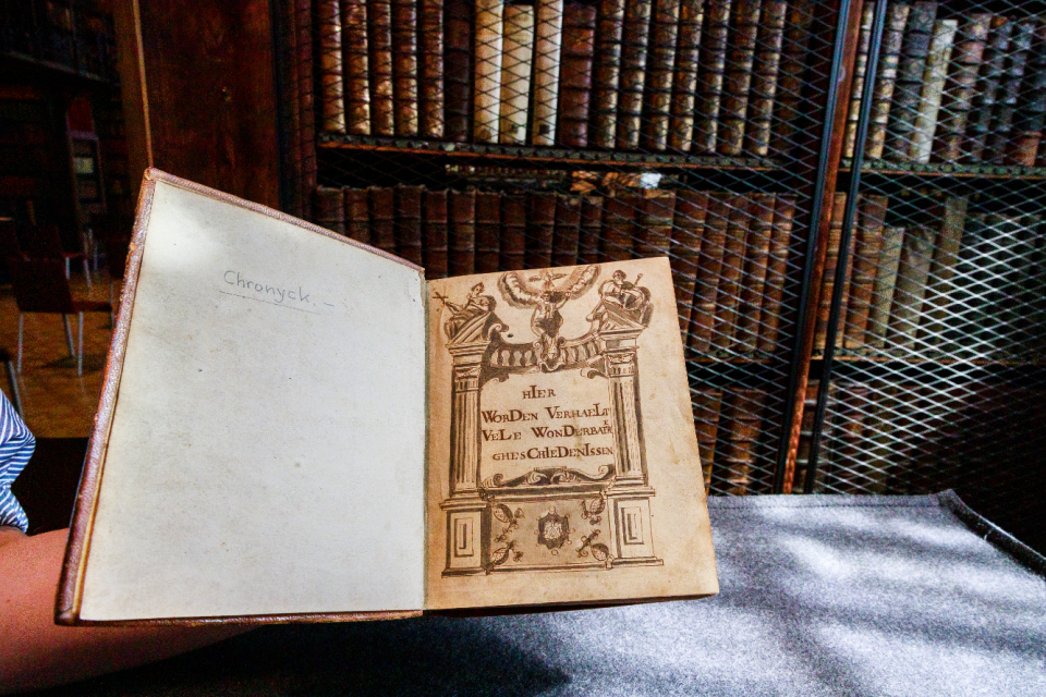 Titelpagina Hier worden verhaelt vele wonderbaere gheschiedenissen, 1733