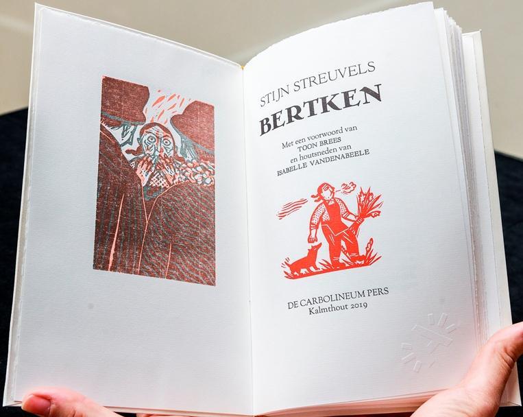 Titelpagina van Bertken, versierd met houtsneden in rood en blauw. 