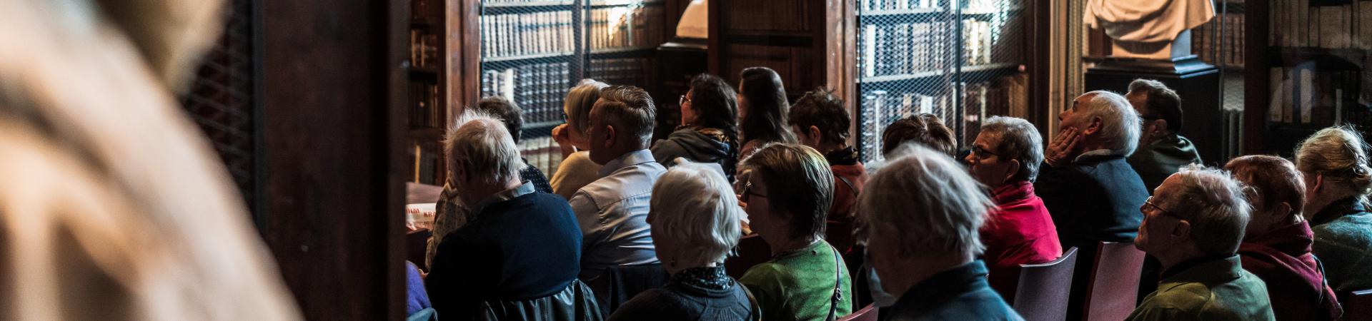 Sfeerbeeld zittend publiek tijdens lezing in Nottebohmzaal