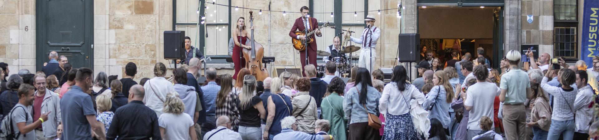 Sfeerbeeld publiek en muziekgroep op Conscienceplein tijdens Museumnacht 2022