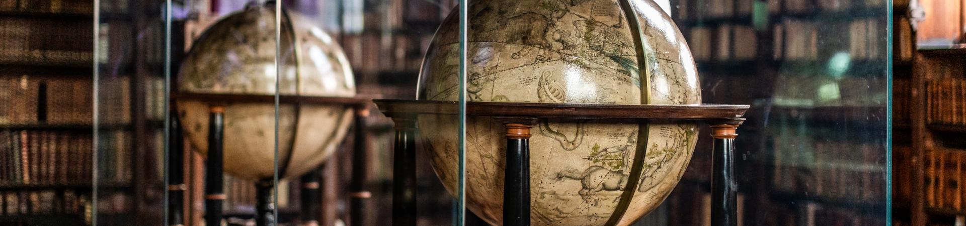 Zicht op globes van Blaeu in Nottebohmzaal