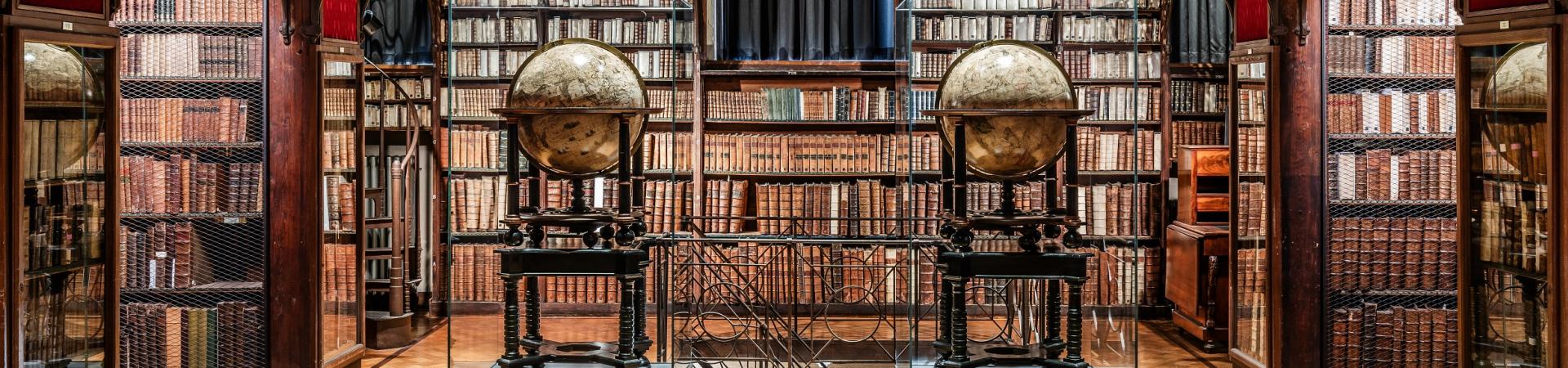 Zicht Nottebohmzaal met focus op twee globes van Blaeu 