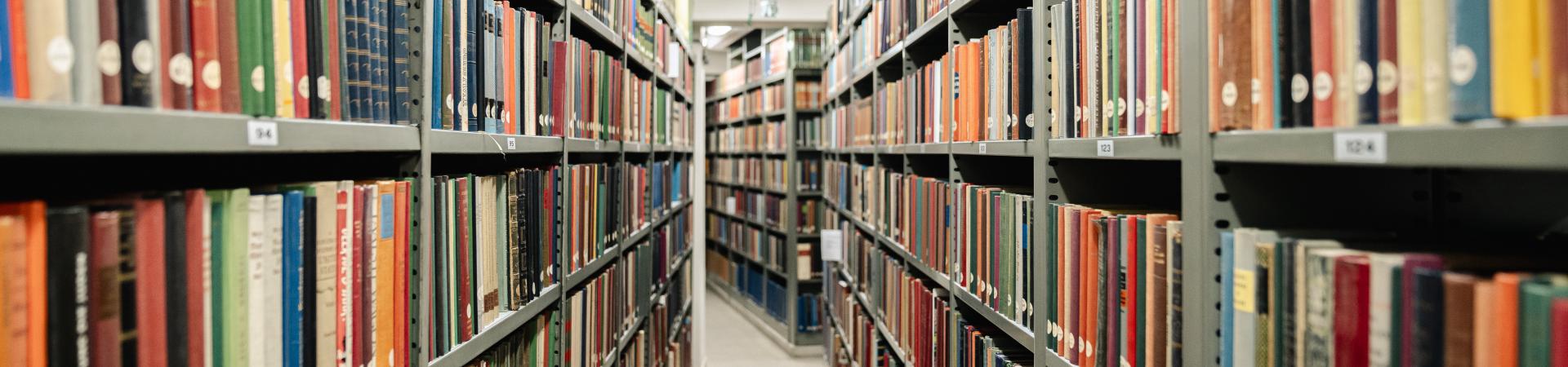 Zicht op gang in magazijn met aan weerszijden boekenkasten