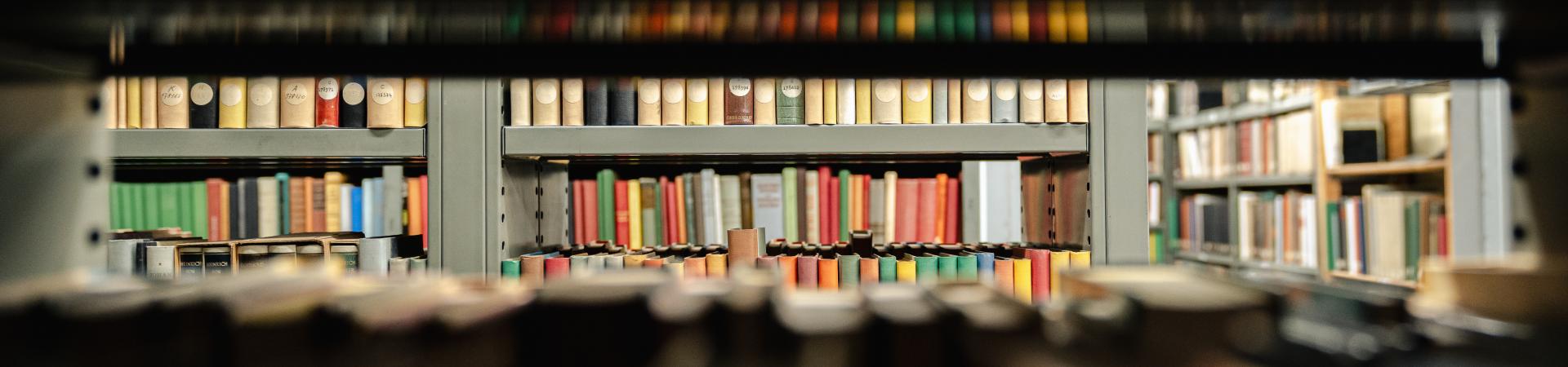 Zicht door en naar boekenkasten