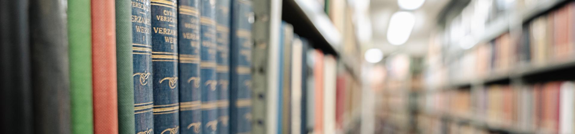 Detailzicht van boeken in linkerkast boekenmagazijn