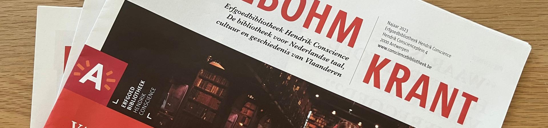 Drie exemplaren van Nottebohmkrant najaar 2023 als waaier op bureau gepresenteerd