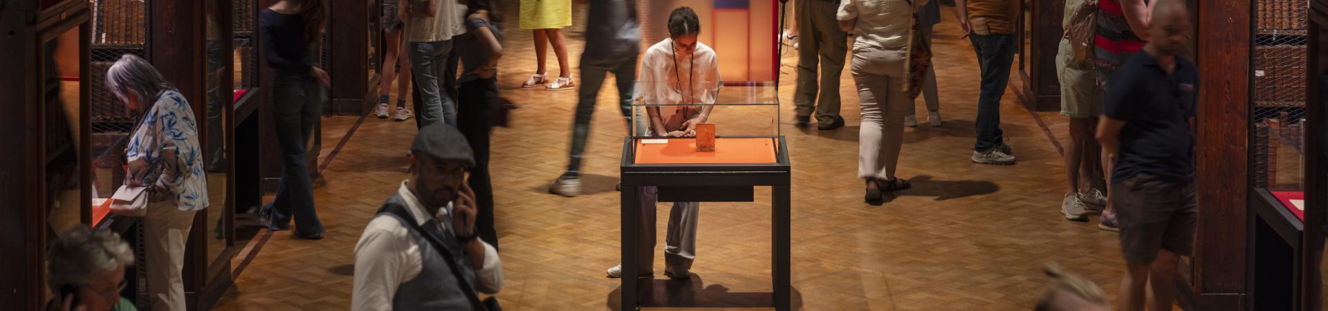 Sfeerbeeld bezoekers met audiogids tijdens zomeropening Nottebohmzaal 2024