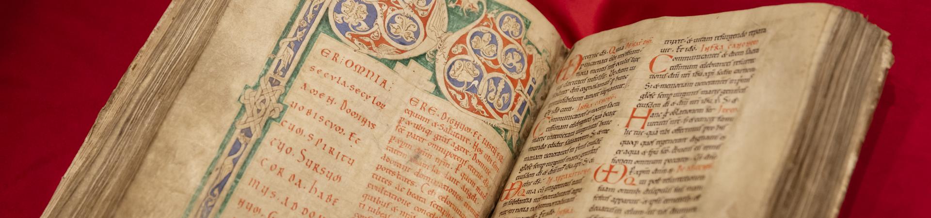 Twee kleurrijk handgeschreven bladzijden uit het Missaal van Berchem