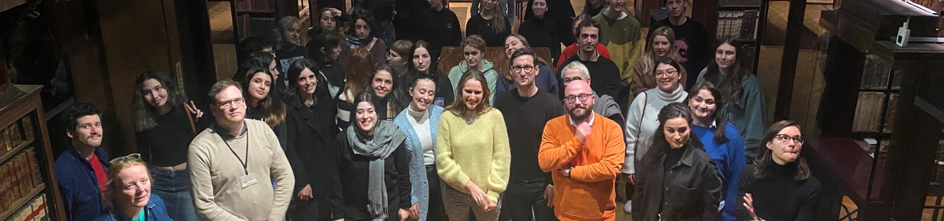Groepsfoto studenten en professoren onderzoeksgroep READSEARCH van PXL-MAD School of Arts in Nottebohmzaal 