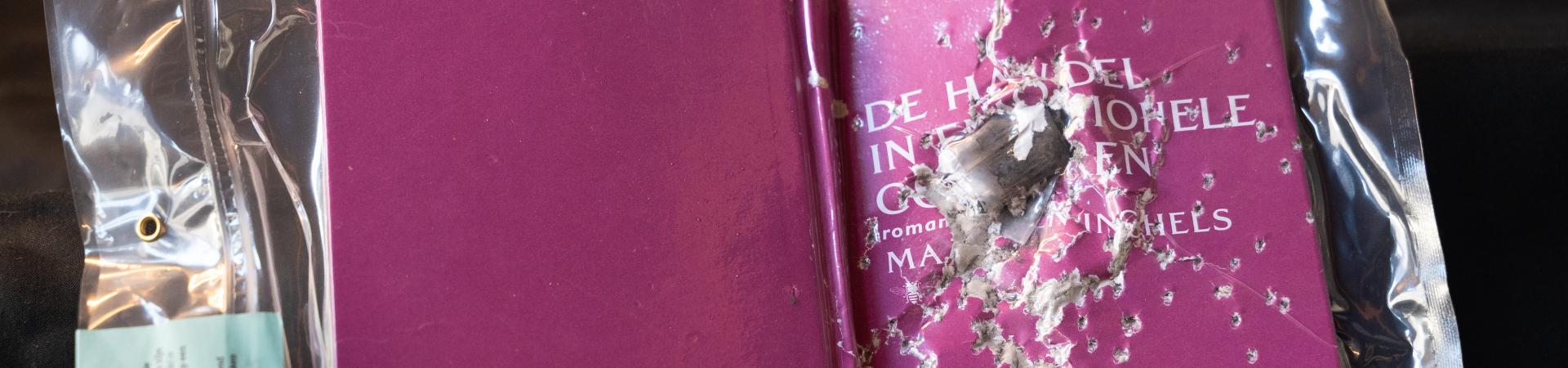 Beschoten paarse kaft van Maarten Inghels' debuutroman vacuüm getrokken