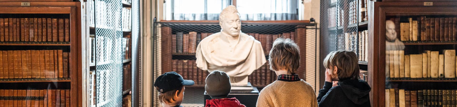 Kinderen in de Nottebohmzaal voor standbeeld