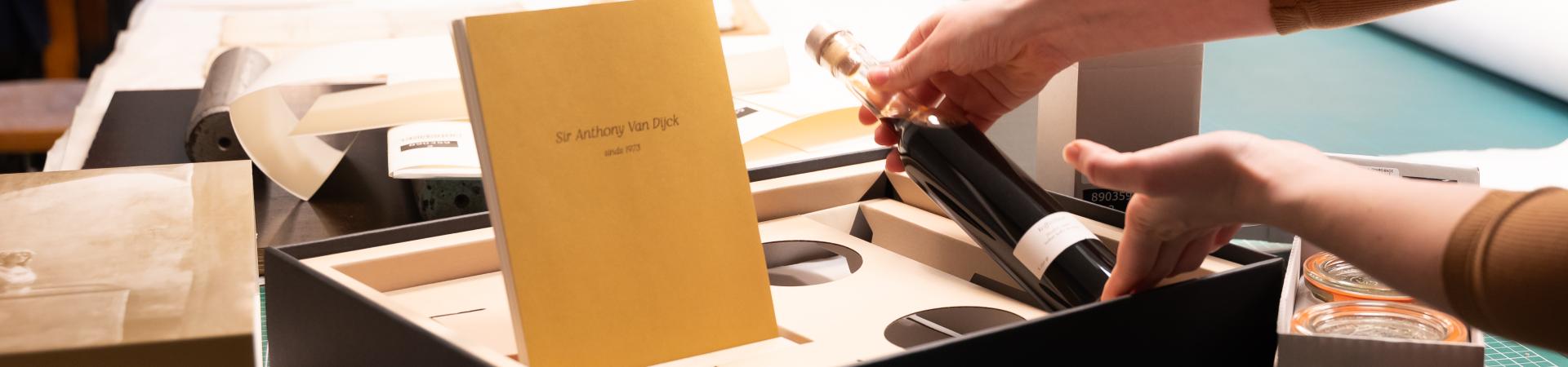 Een luxe uitgave van een kookboek en een fles likeur