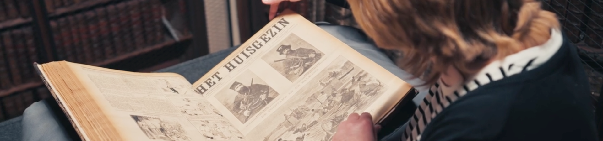 Conservator Marie-Charlotte Le Bailly bladert door het geïllustreerd weekblad Het Huisgezin.