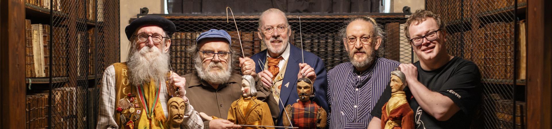 Vijf poesjenellenspelers poseren naast elkaar in de nottebohmzaal.