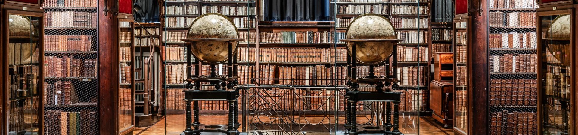 Zicht Nottebohmzaal met focus op twee globes van Blaeu 