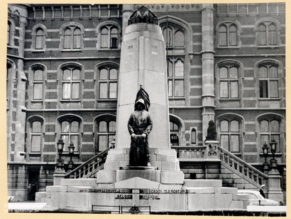 Huidig monument voor de zeelieden (gesneuvelden van de oorlogen 1914-1918 en 1940-1945) , op de achtergrond het Loodswezen. Antwerpen, 1961. FOTO-OF#4540, collectie FelixArchief.