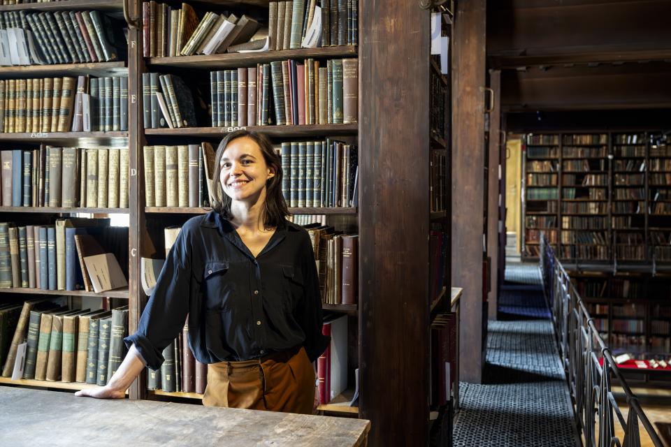 Portretfoto conservator moderne drukken Marlou de Bont voor boekenkast in Nottebohmzaal