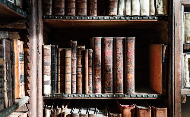 Sfeerbeeld bijna volledig gevulde boekenplak in kast in Nottebohmzaal