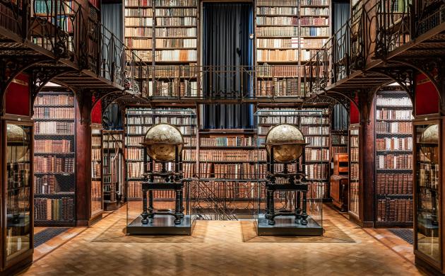 Zicht Nottebohmzaal met focus op twee globes van Blaeu 