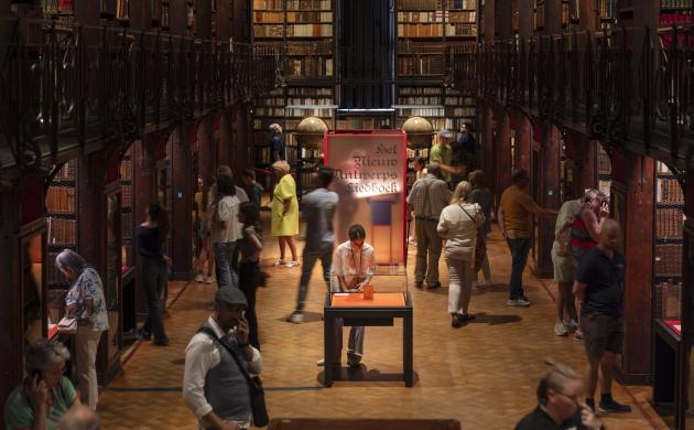 Sfeerbeeld bezoekers met audiogids tijdens zomeropening Nottebohmzaal 2024