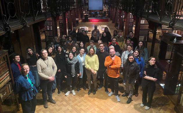 Groepsfoto studenten en professoren onderzoeksgroep READSEARCH van PXL-MAD School of Arts in Nottebohmzaal 