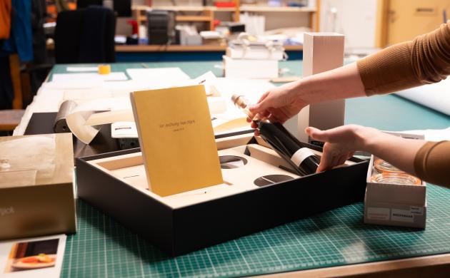 Een luxe uitgave van een kookboek en een fles likeur