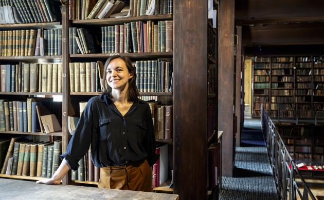 Portretfoto conservator moderne drukken Marlou de Bont voor boekenkast in Nottebohmzaal