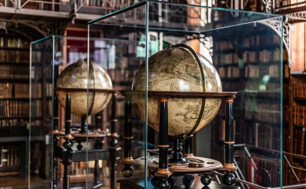Zicht op globes van Blaeu in Nottebohmzaal