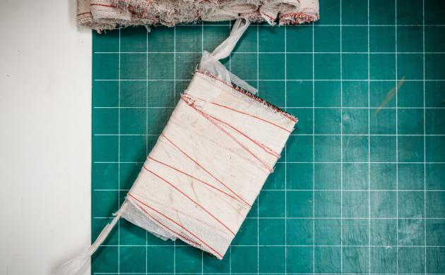 Boek volledig ingepakt met windels op bureau