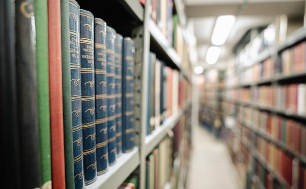 Detailzicht van boeken in linkerkast boekenmagazijn
