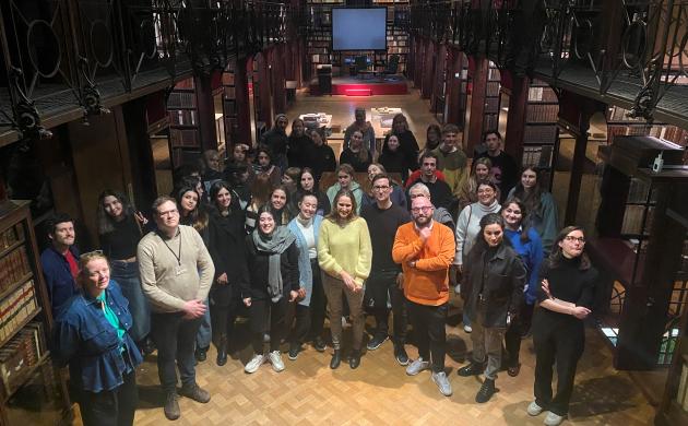 Groepsfoto studenten en professoren onderzoeksgroep READSEARCH van PXL-MAD School of Arts in Nottebohmzaal 