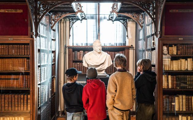 Kinderen in de Nottebohmzaal voor standbeeld
