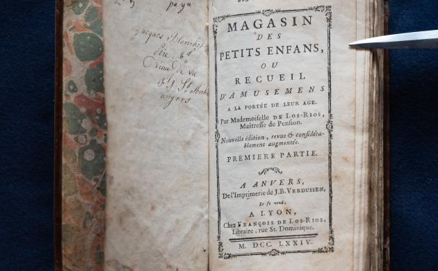 Binnenkant van 18de eeuws Magasin des petits enfans.