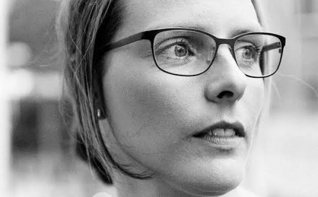Zwart wit foto van het gezicht van Aline Sax.