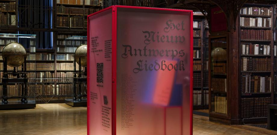 Installatie Nieuw Antwerps liedboek: rode cabine met transparante beschreven zijden