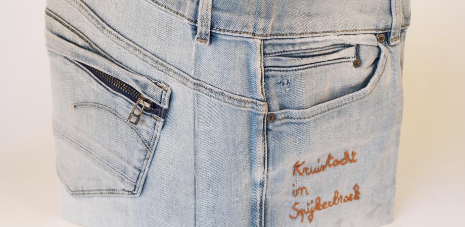De foto toont een boekband van jeans gemaakt door Sid van Cauwenberghe