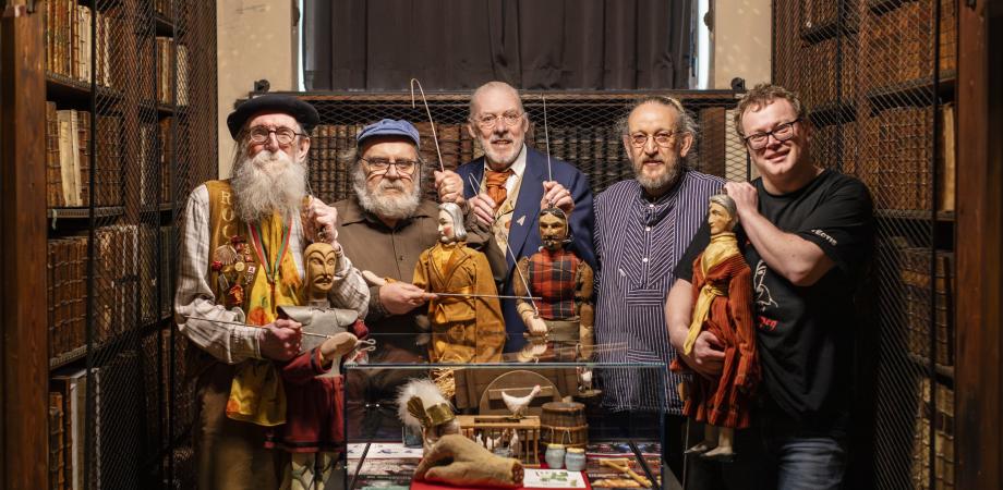 Vijf poesjenellenspelers poseren naast elkaar in de nottebohmzaal.