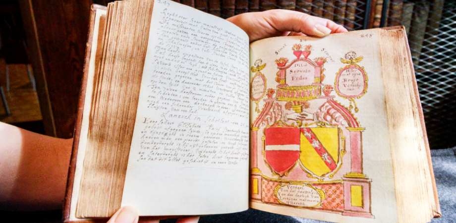 opengevouwen handschrift. De rechterpagina is erg kleurrijk. 