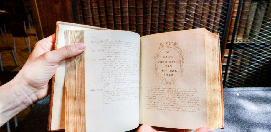 opengevouwen handschrift