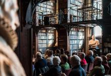 Sfeerbeeld zittend publiek tijdens lezing in Nottebohmzaal