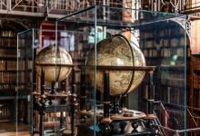 Zicht op globes van Blaeu in Nottebohmzaal