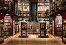 Zicht Nottebohmzaal met focus op twee globes van Blaeu 