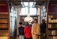 Kinderen in de Nottebohmzaal voor standbeeld